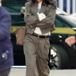 Jennie Kim op het vliegveld in een Chanel-look