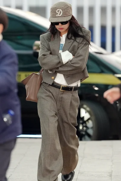 jennie-wint-de-strijd-om-de-beste-airport-look-in-chanel-388620