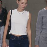 Kate Moss draagt low-rise jeans.