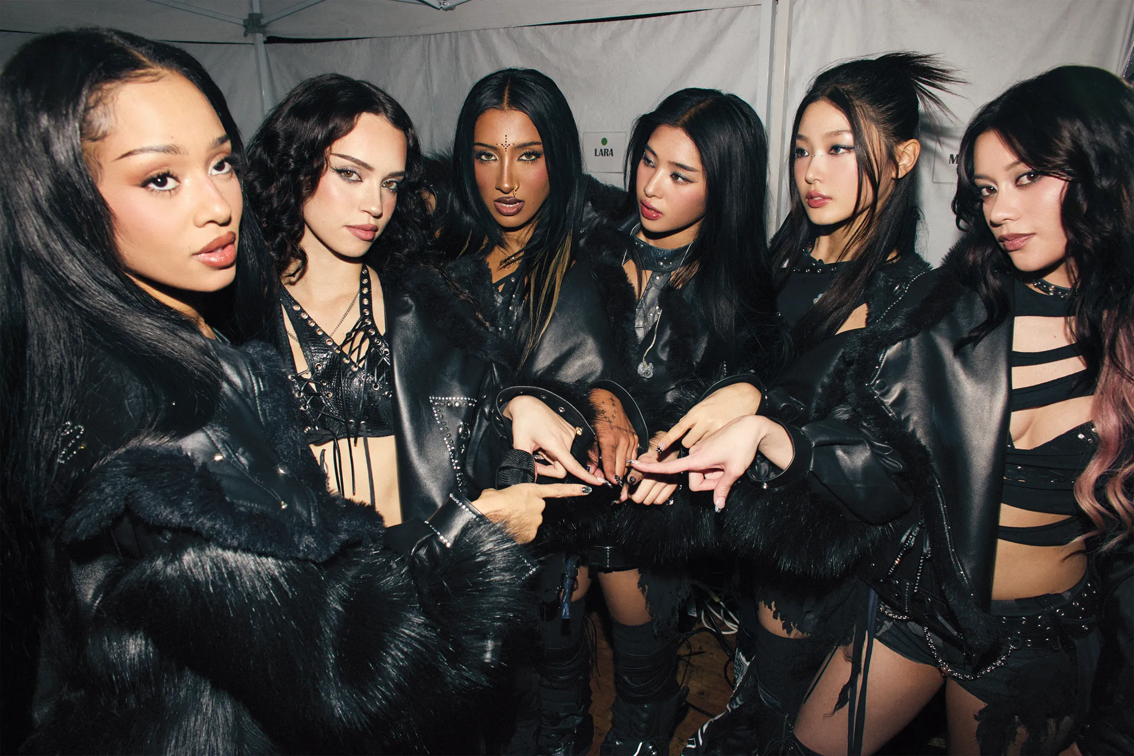 Katseye-leden Manon Bannerman, Daniela Avanzini, Lara Raj, Sophia Laforteza, Yoonchae Jeung en Megan Skiendiel backstage in het Hollywood Palladium in december. Gefotografeerd door Cameron McCool, Vogue, april 2026.