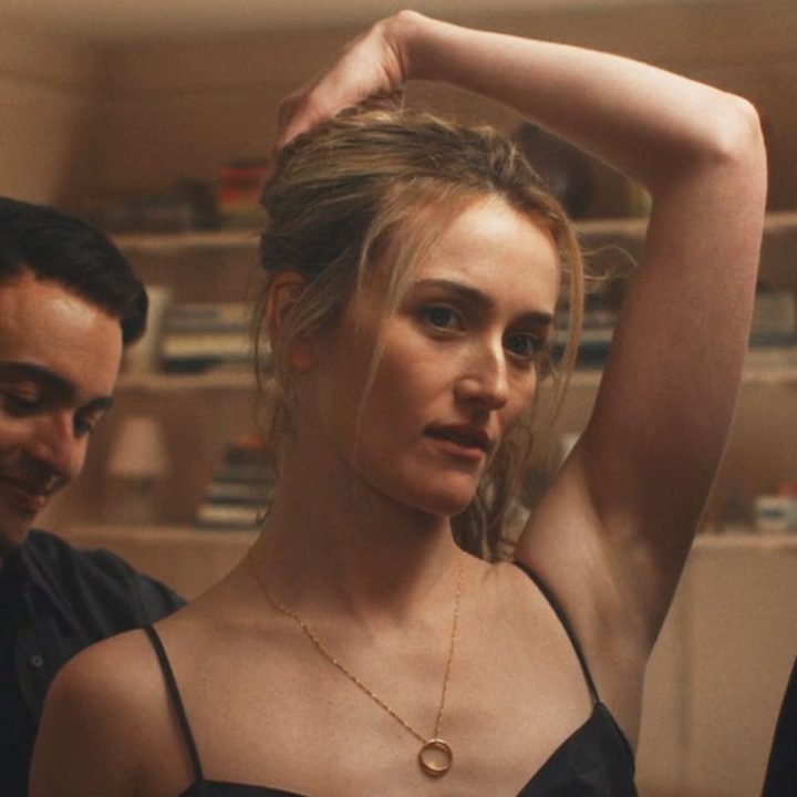 dit-chique-sieraad-van-carolyn-bessette-kennedy-in-love-story-is-perfect-voor-minimalisten-386506