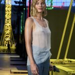 Margot Robbie bij de Chanel herfst/winter 2026-show met Chanel-lippenstift