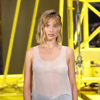 margot-robbie-onthult-een-gloednieuwe-bob-en-een-pony-bij-de-chanel-show-386803