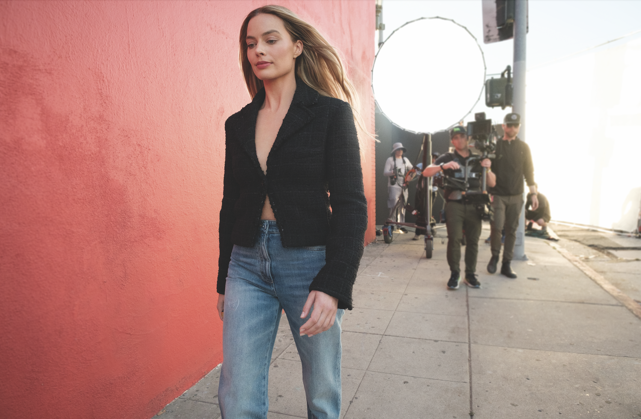 Margot Robbie behind the scenes voor Chanel