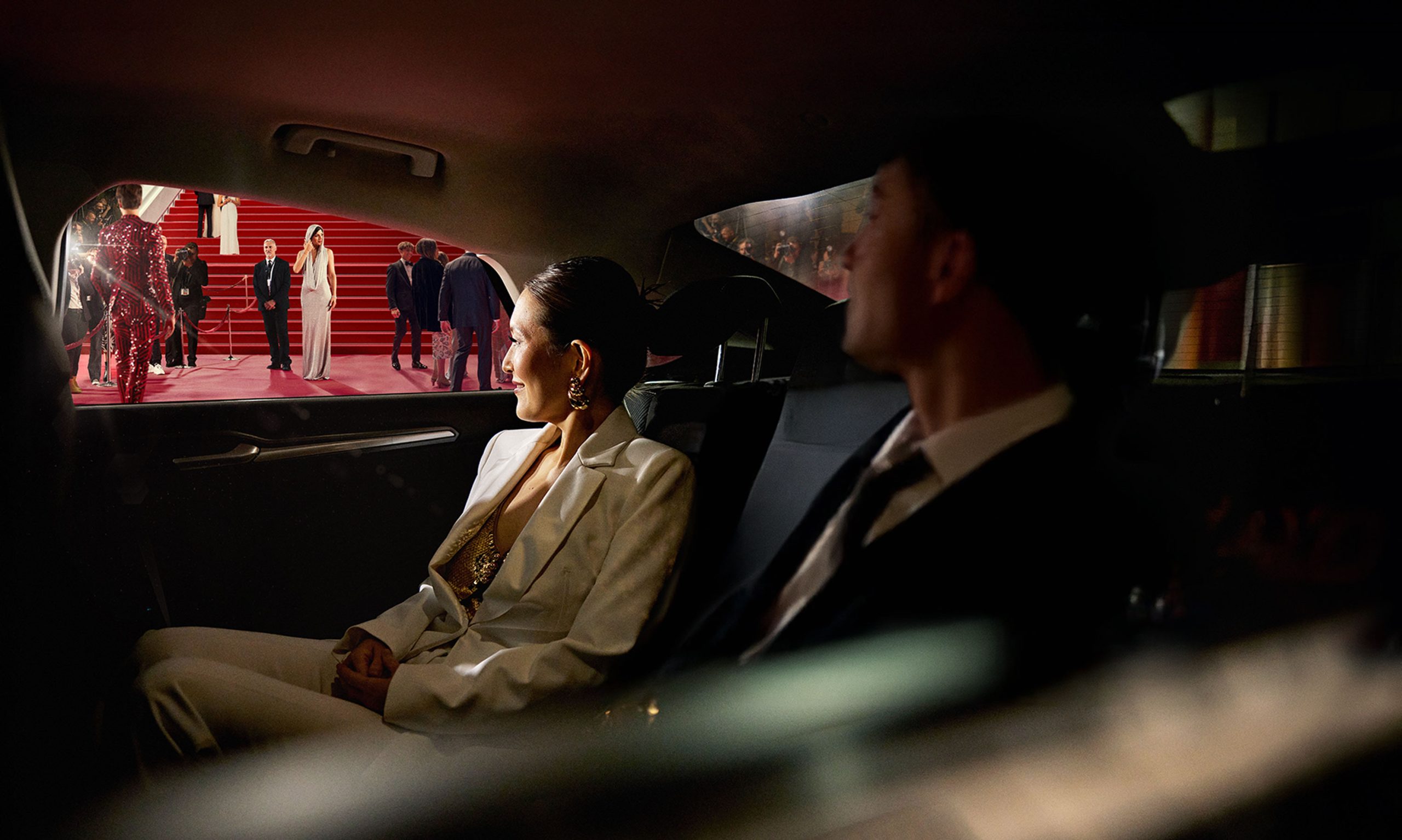 Een vrouw arriveert bij de rode loper van het Cannes Film Festival