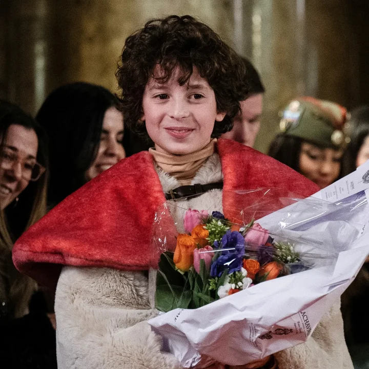 op-9-jarige-leeftijd-is-max-alexander-de-jongste-ontwerper-ooit-van-paris-fashion-week-386777