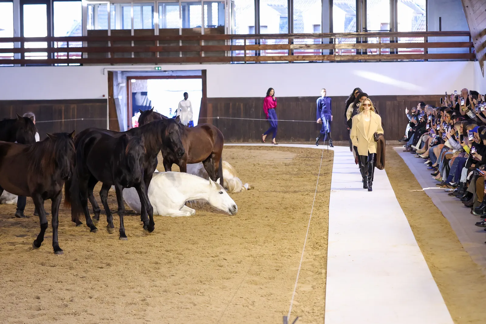 De set van Stella McCartney's herfst/winter 2026 catwalk