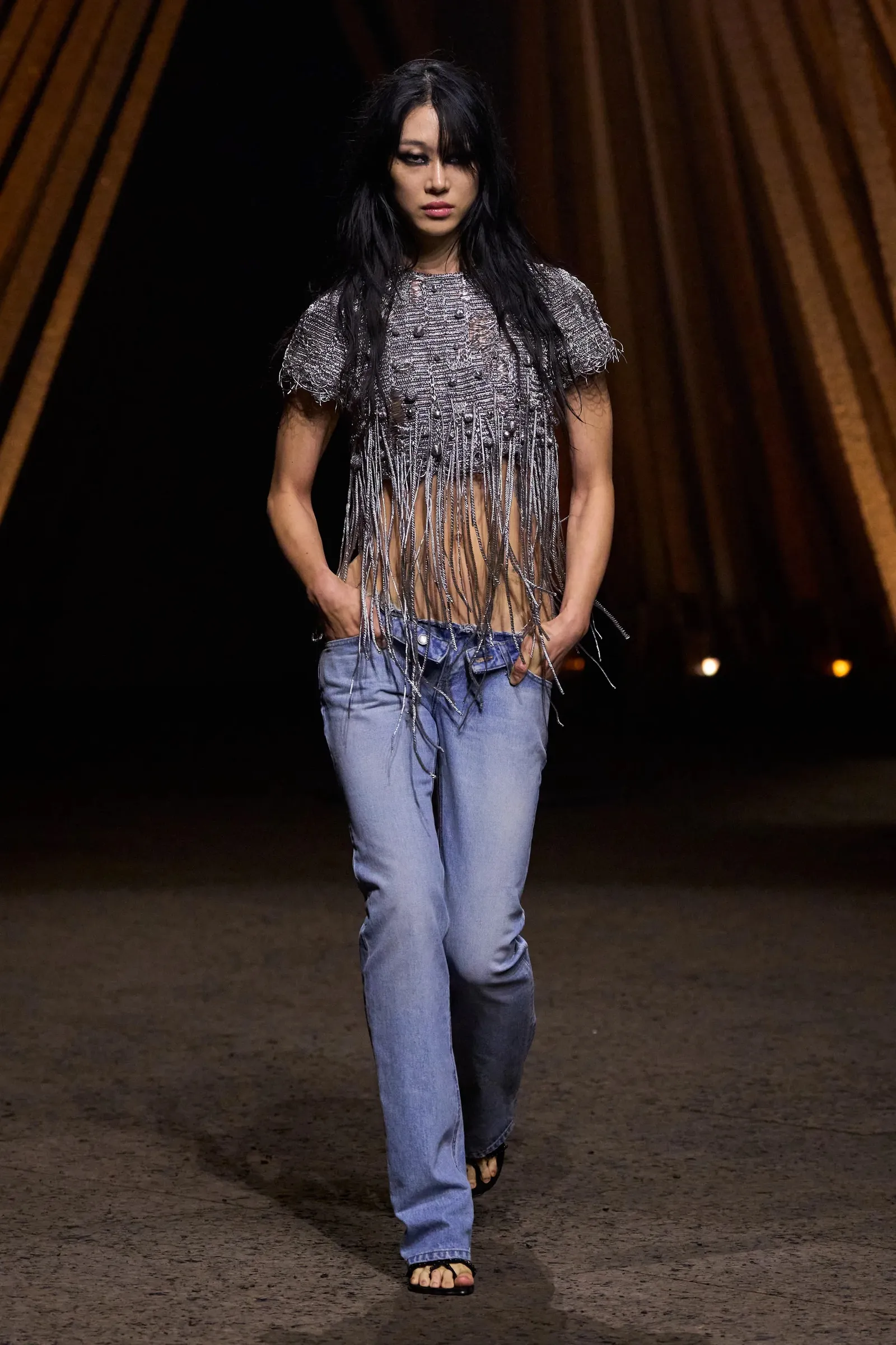 McQueen lente/zomer 2026 low-rise jeans.