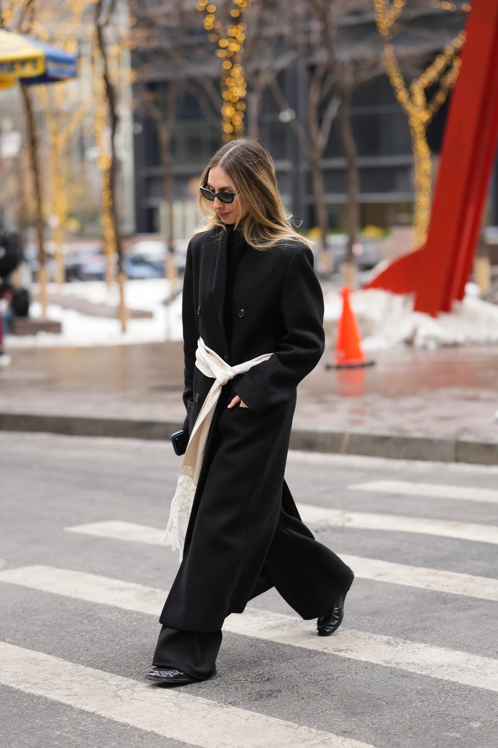 Streetstyle beeld van een sjaal om de taille