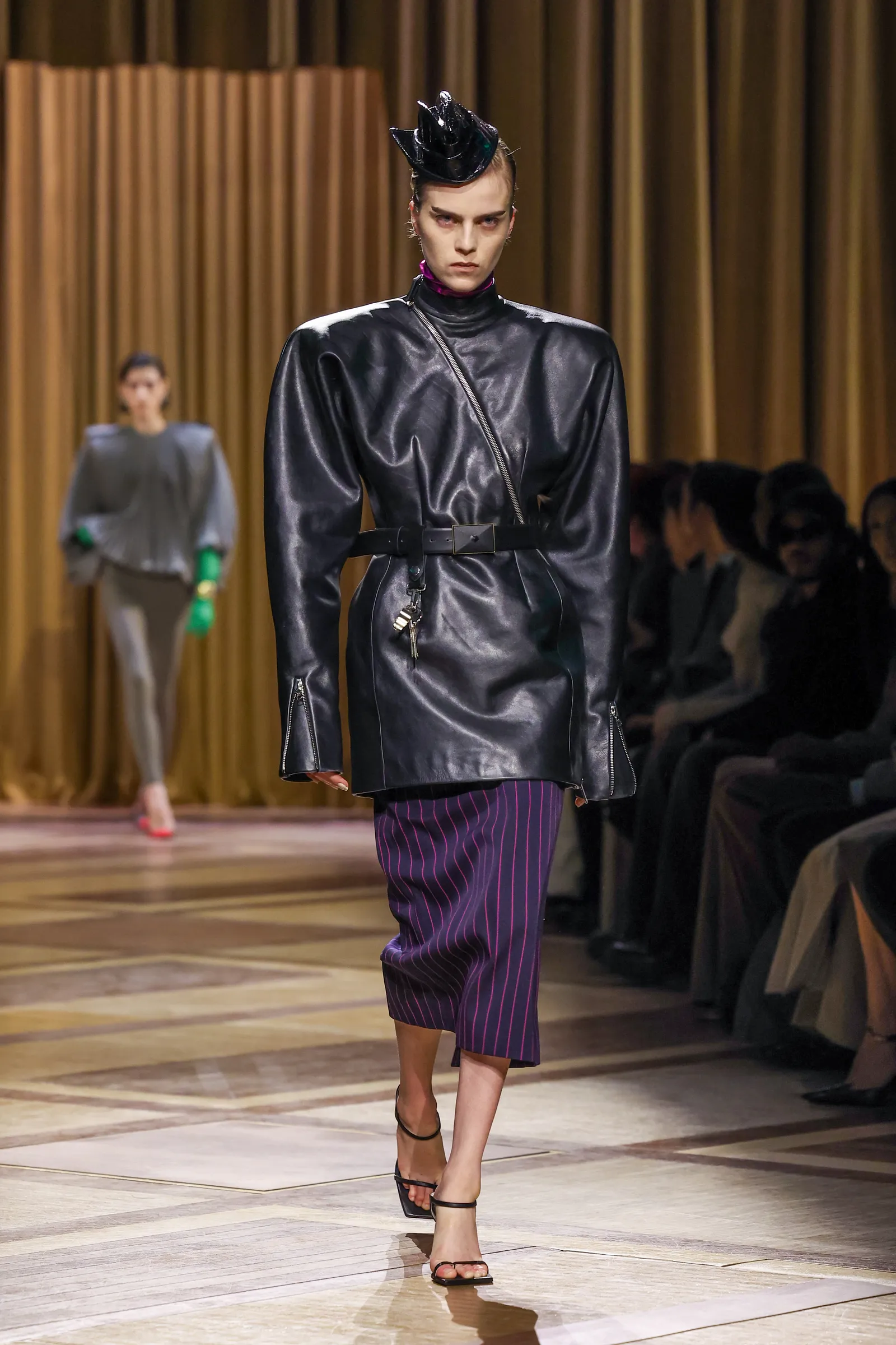 Mugler herfst/winter 2026 catwalk met een jaren 80-achtige look