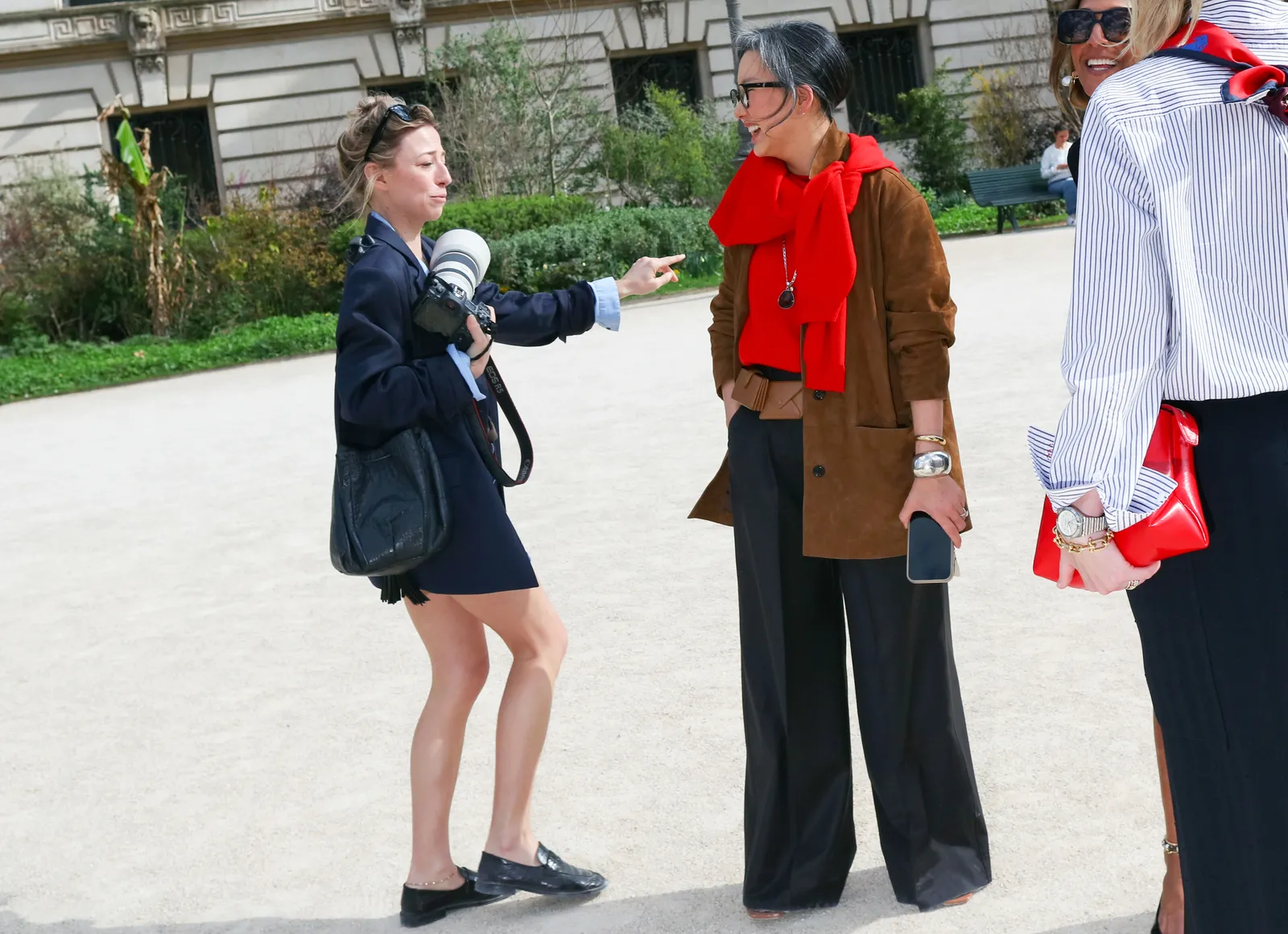 Streetstyle beeld van fashion week met een 'pop of red'