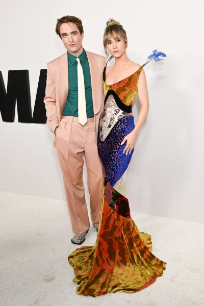 robert-pattinson-en-suki-waterhouse-gaan-voor-excentrieke-looks-bij-the-drama-premiere-388195