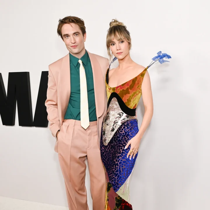 robert-pattinson-en-suki-waterhouse-gaan-voor-excentrieke-looks-bij-the-drama-premiere-388195