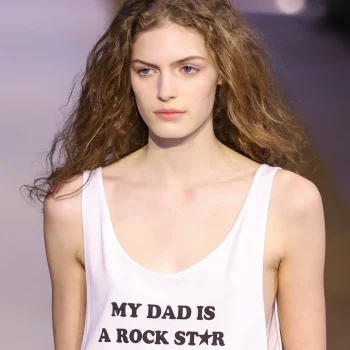 stella-mccartneys-tanktop-met-opvallende-slogan-is-nu-al-de-cult-top-van-het-jaar-386361