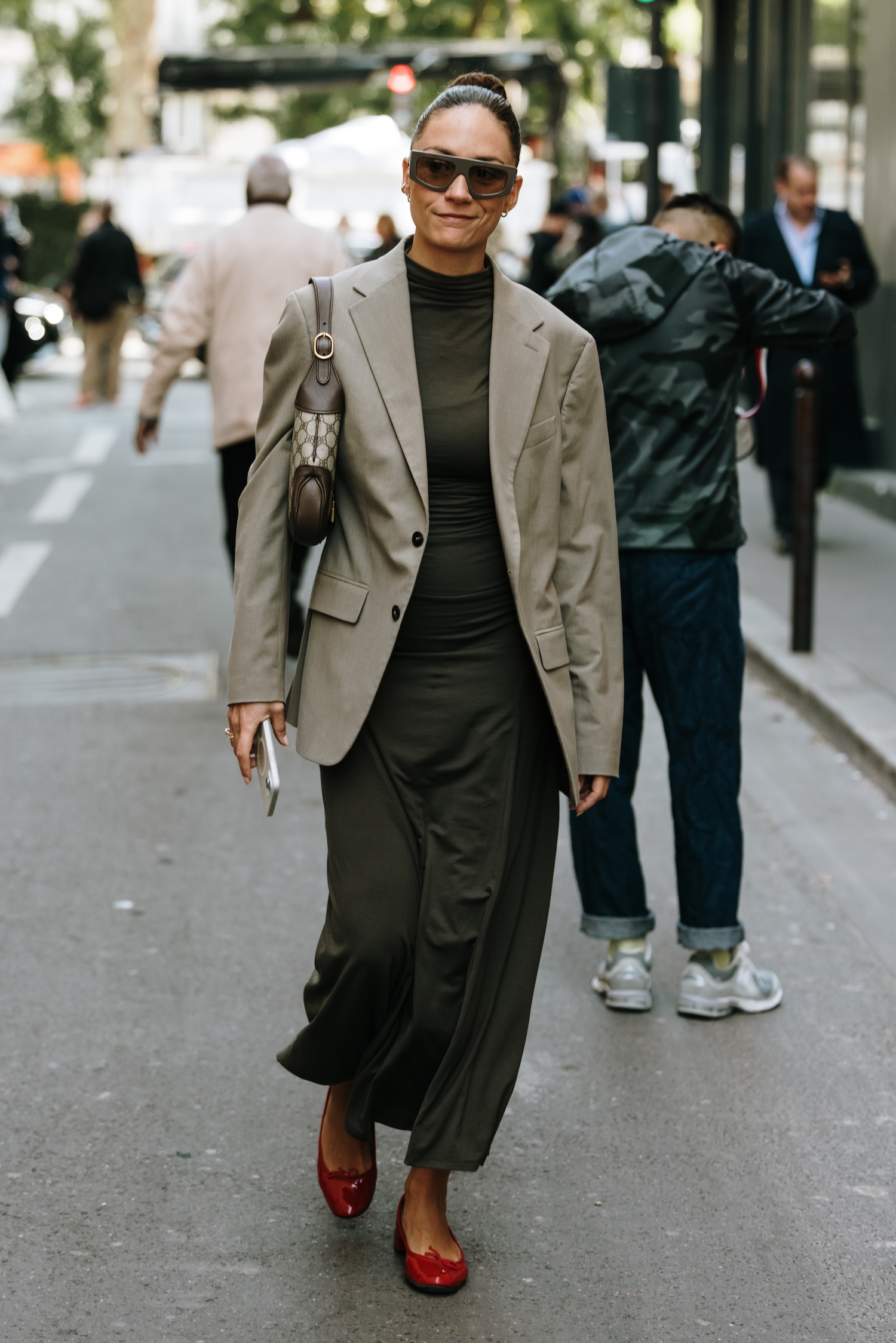 Een vrouw draagt rode ballerina's