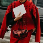 Een streetstyle-ster draagt een rode jas