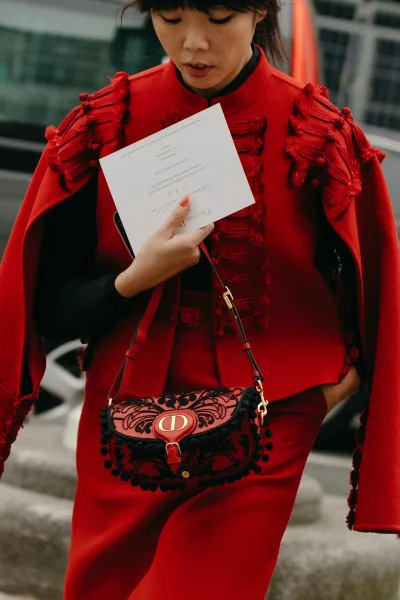 opvallen-deze-lente-de-rode-jas-domineert-dit-seizoen-het-straatbeeld-388442