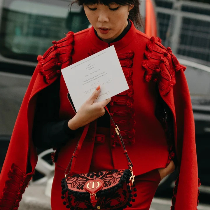 opvallen-deze-lente-de-rode-jas-domineert-dit-seizoen-het-straatbeeld-388442