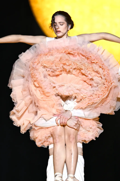 rosalia-trapt-haar-lux-tour-af-met-een-garderobe-vol-tule-lingerie-en-engelenvleugels-388171