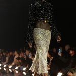 Een glinsterende look bij Schiaparelli herfst/winter 2026