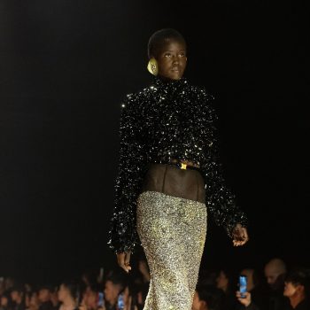 deze-look-van-schiaparelli-bestaat-niet-uit-pailletten-maar-uit-dit-onconventionele-materiaal-386749