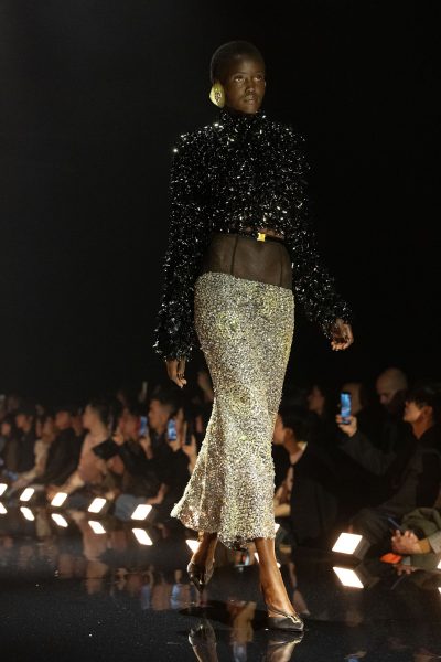 deze-look-van-schiaparelli-bestaat-niet-uit-pailletten-maar-uit-dit-onconventionele-materiaal-386749