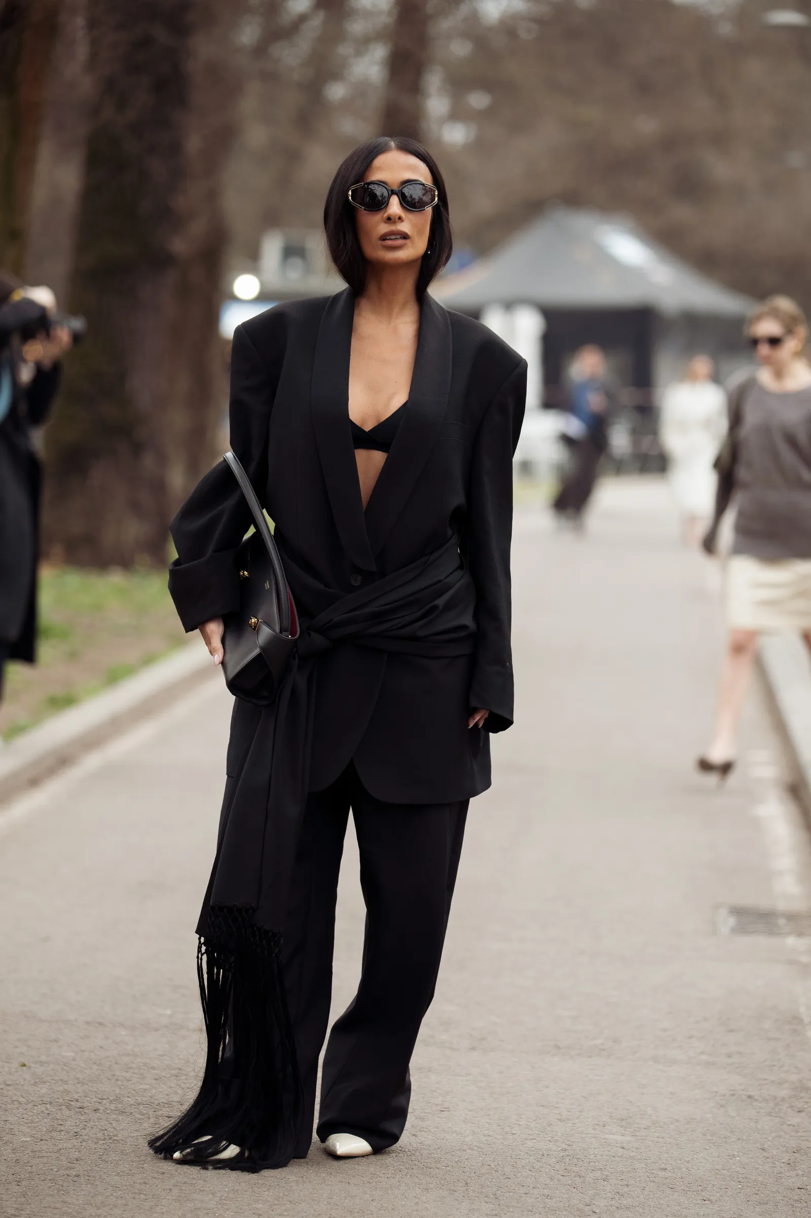 Streetstyle beeld van een sjaal om de middel