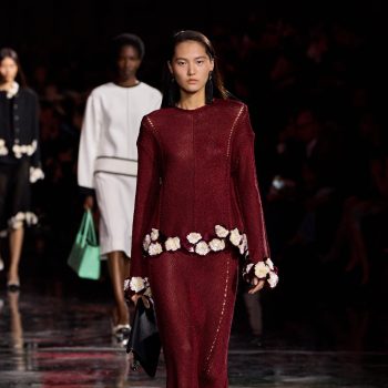 deze-retroschoen-raakt-dankzij-chanel-nooit-uit-de-mode-389033