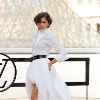 pasgetrouwde-zendaya-gaat-voor-bruidswit-bij-de-louis-vuitton-show-in-parijs-386910