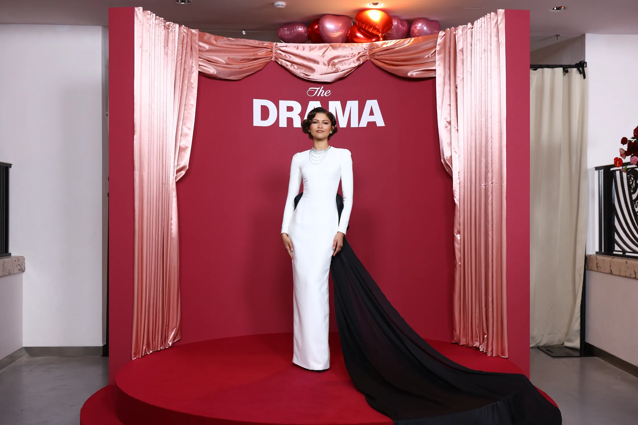 Zendaya in een witte jurk van Louis Vuitton bij de première van The Drama in Parijs