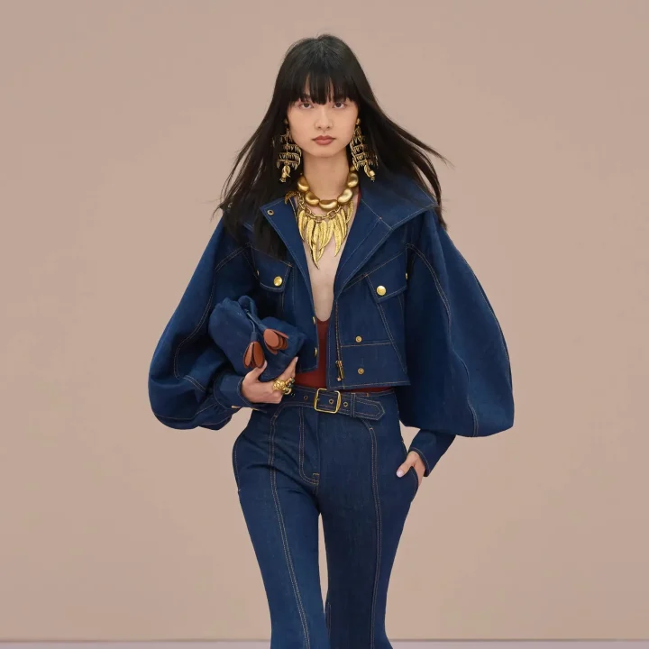 deze-jaren-70-schoenen-zijn-volgens-de-lente-zomer-2026-catwalks-weer-terug-388008