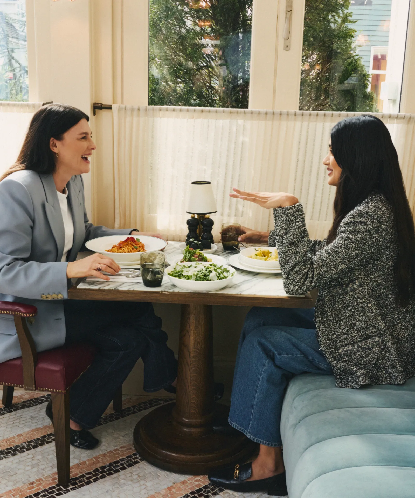 Stylist Tabitha Simmons en model Neelam Gill creëren een capsulegarderobe bij The Bicester Collection