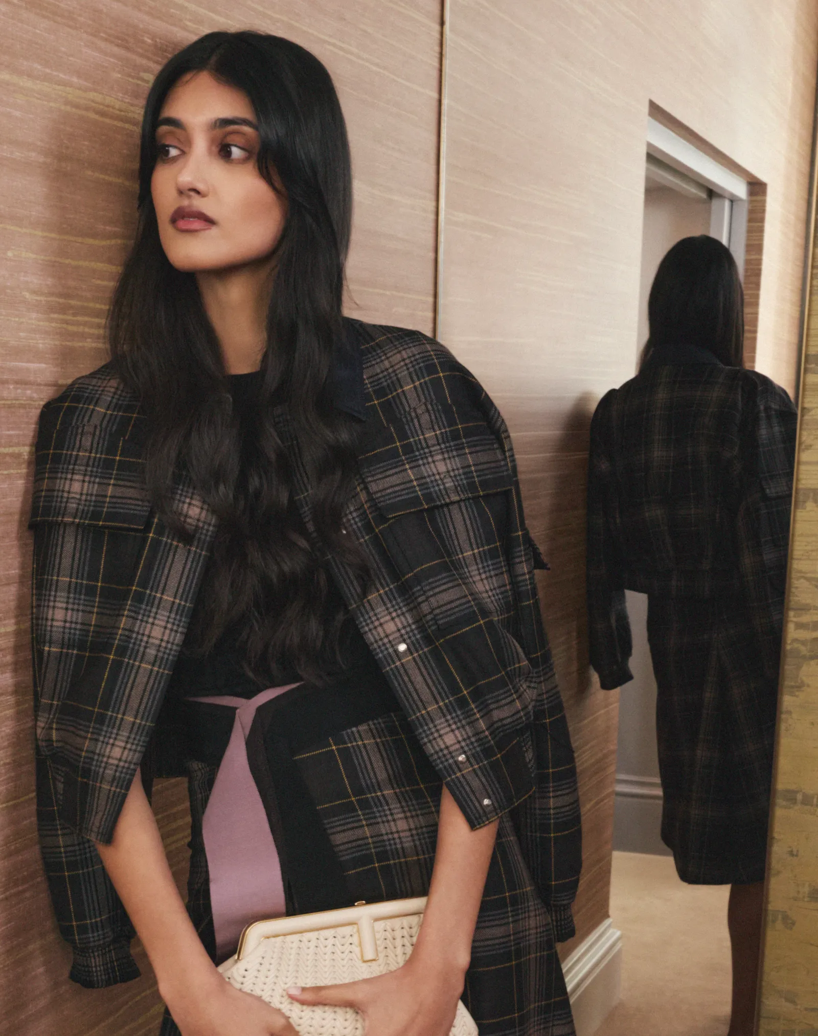 Stylist Tabitha Simmons en model Neelam Gill creëren een capsulegarderobe bij The Bicester Collection
