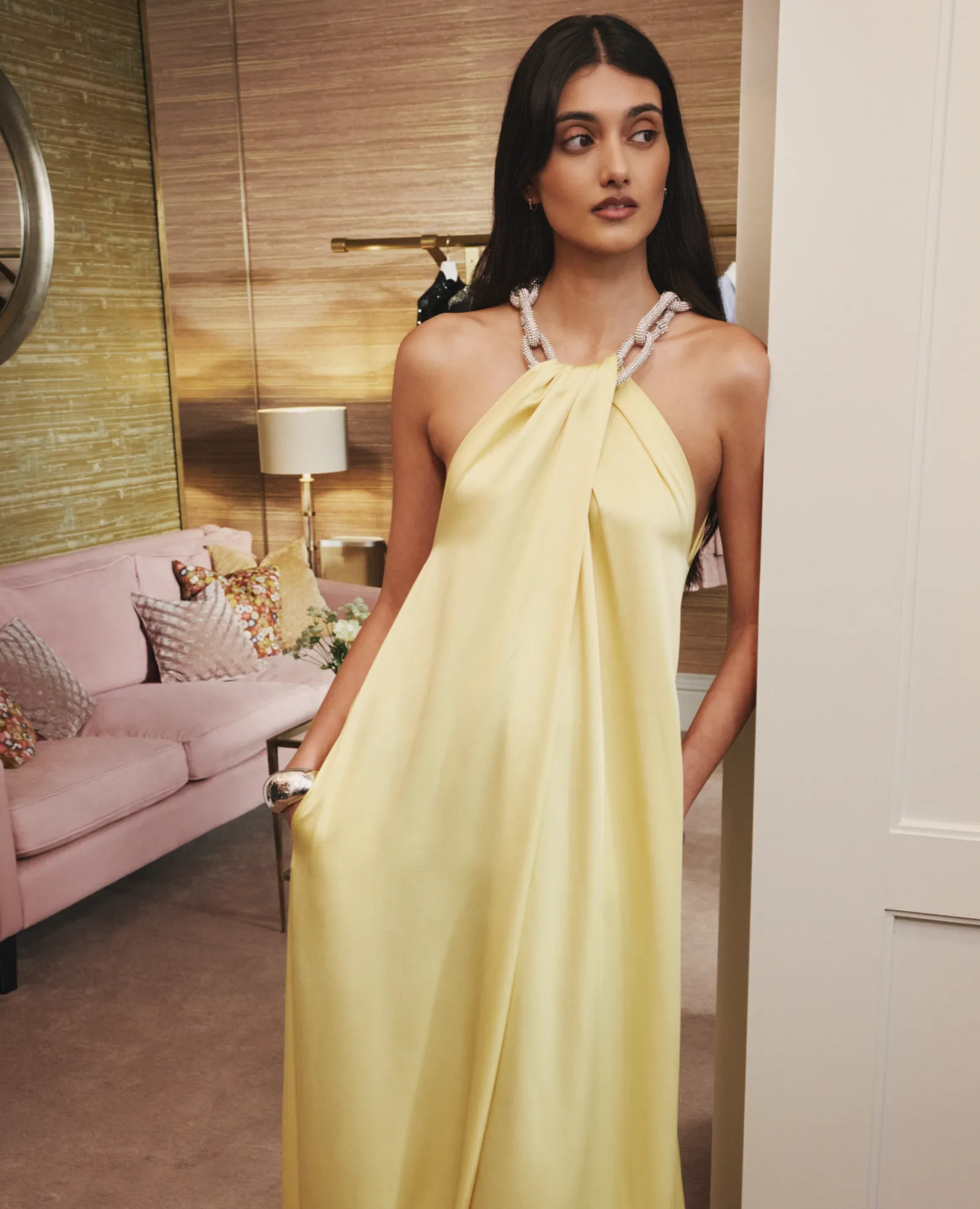 Stylist Tabitha Simmons en model Neelam Gill creëren een capsulegarderobe bij The Bicester Collection