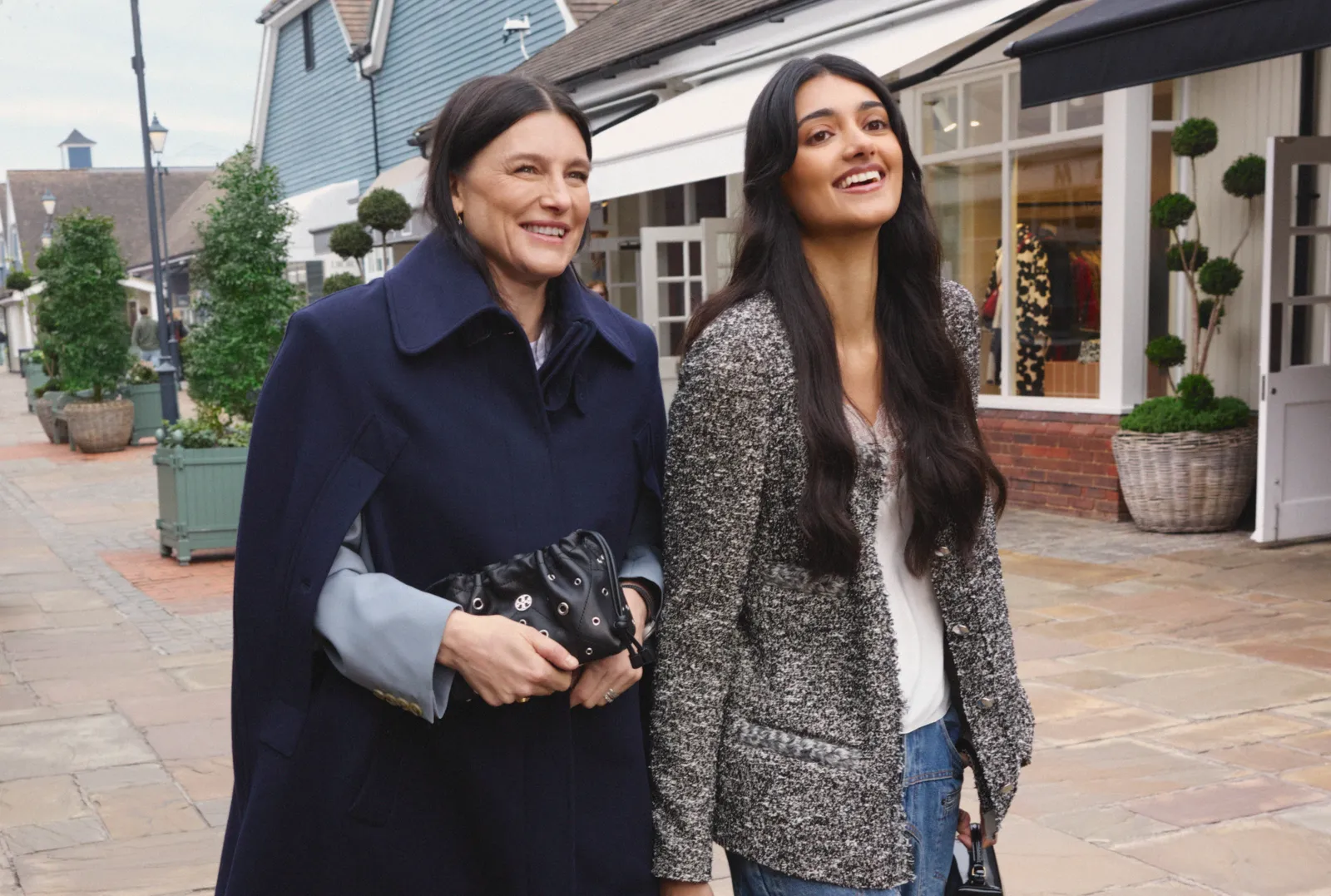 Stylist Tabitha Simmons en model Neelam Gill creëren een capsulegarderobe bij The Bicester Collection
