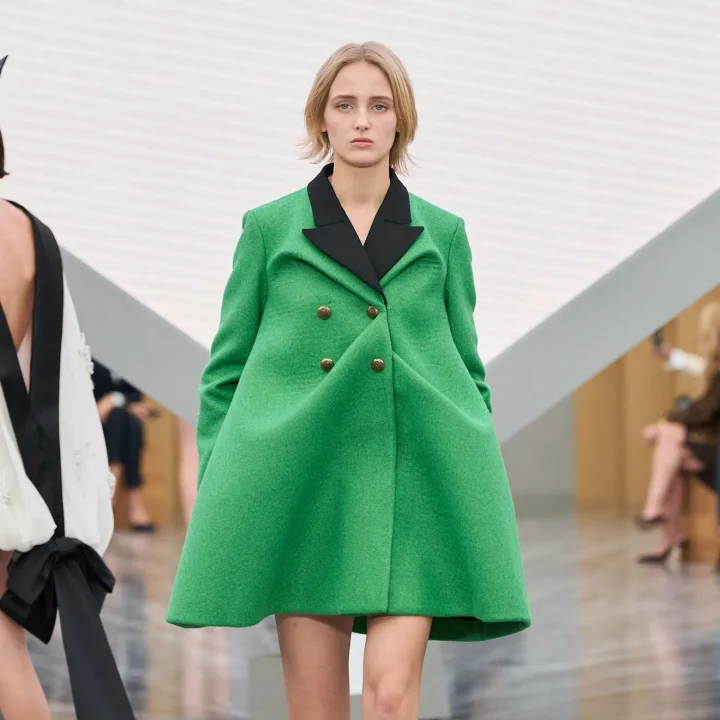 fashion-en-geometrie-vinden-elkaar-dit-seizoen-in-een-silhouet-de-trapezejas-391702