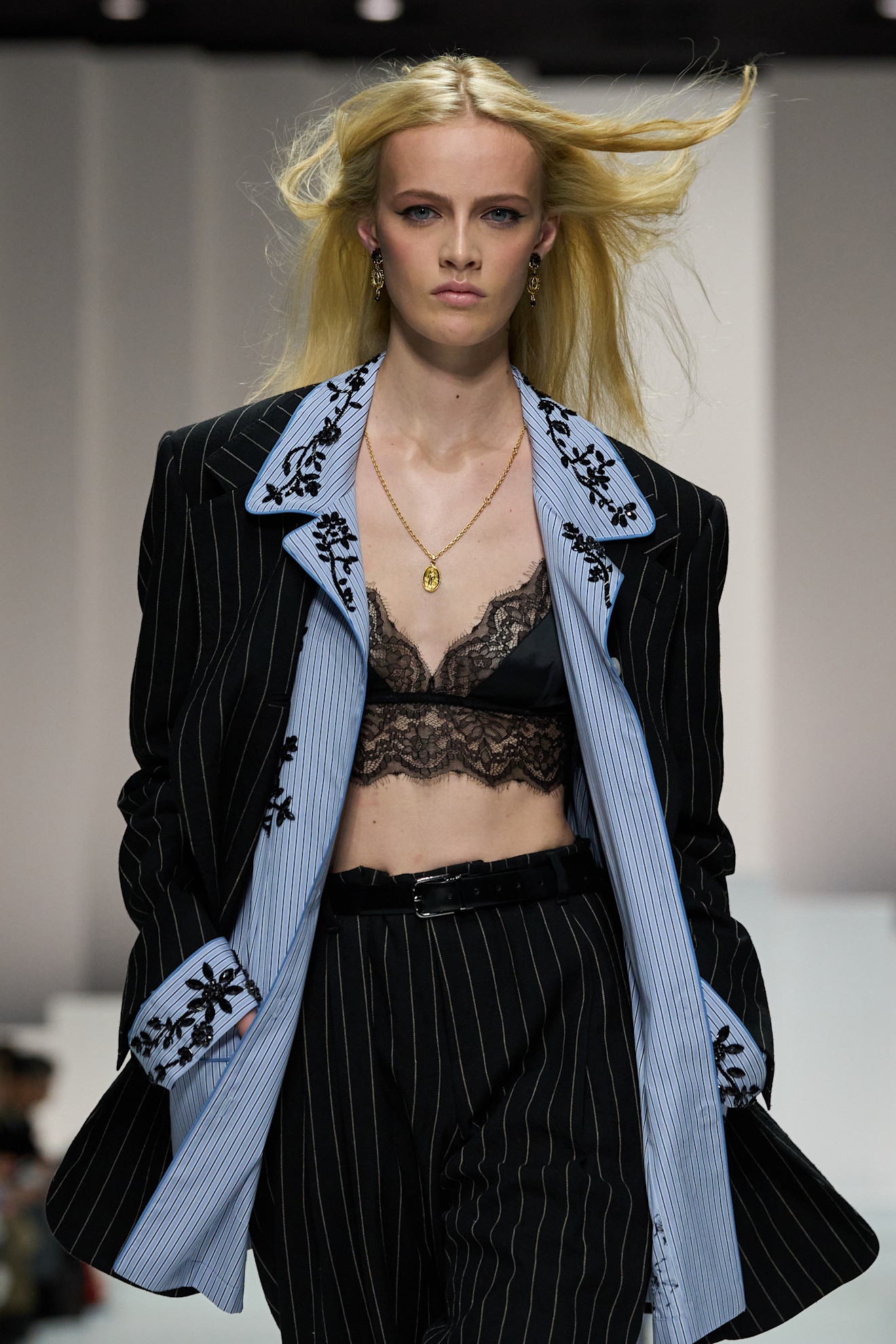 Een blazer met bh bij de lente/zomer 2026-collectie van Dolce&Gabbana