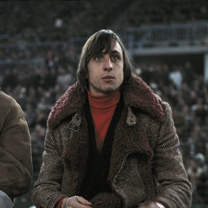 topscoorder-op-het-veld-en-in-de-mode-12-vintage-stijlmomenten-van-voetballegende-johan-cruijff-392217