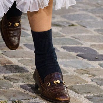 zijn-het-loafer-muiltjes-pump-instappers-deze-klassieke-platte-schoen-krijgt-een-update-391493