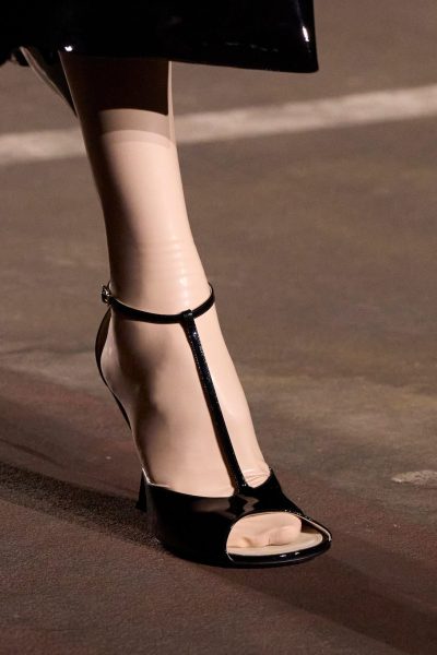 deze-sandaal-uit-de-jaren-negentig-duikt-deze-lente-weer-op-389498