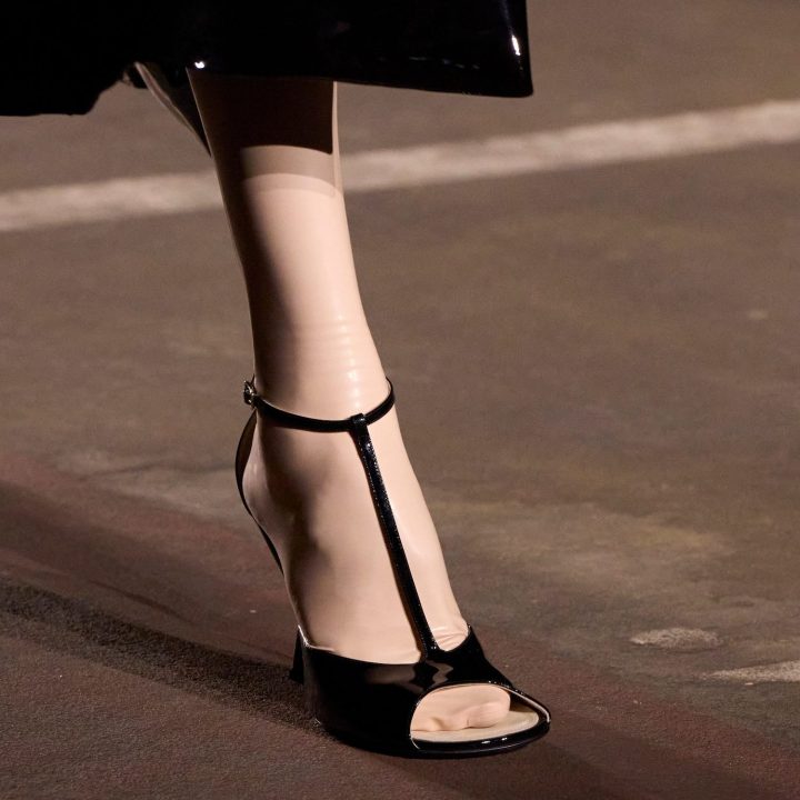 deze-sandaal-uit-de-jaren-negentig-duikt-deze-lente-weer-op-389498