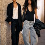 Vrouw draagt een barrel jeans