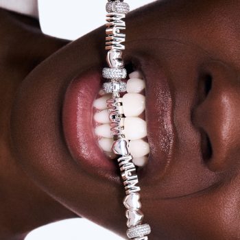 letter-jewelry-is-trendy-maar-ook-tijdloos-een-edgy-en-symbolisch-cadeau-voor-moederdag-390697