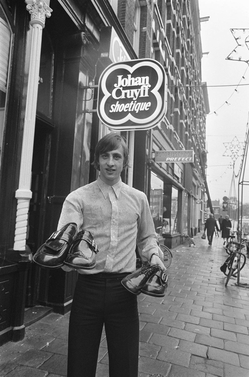 Johan Cruijff bij zijn schoenenwinkel aan de kinkerstraat