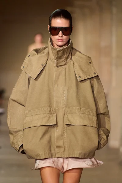 het-edgy-jack-van-de-lente-een-cargobroek-in-de-vorm-van-een-jas-391467