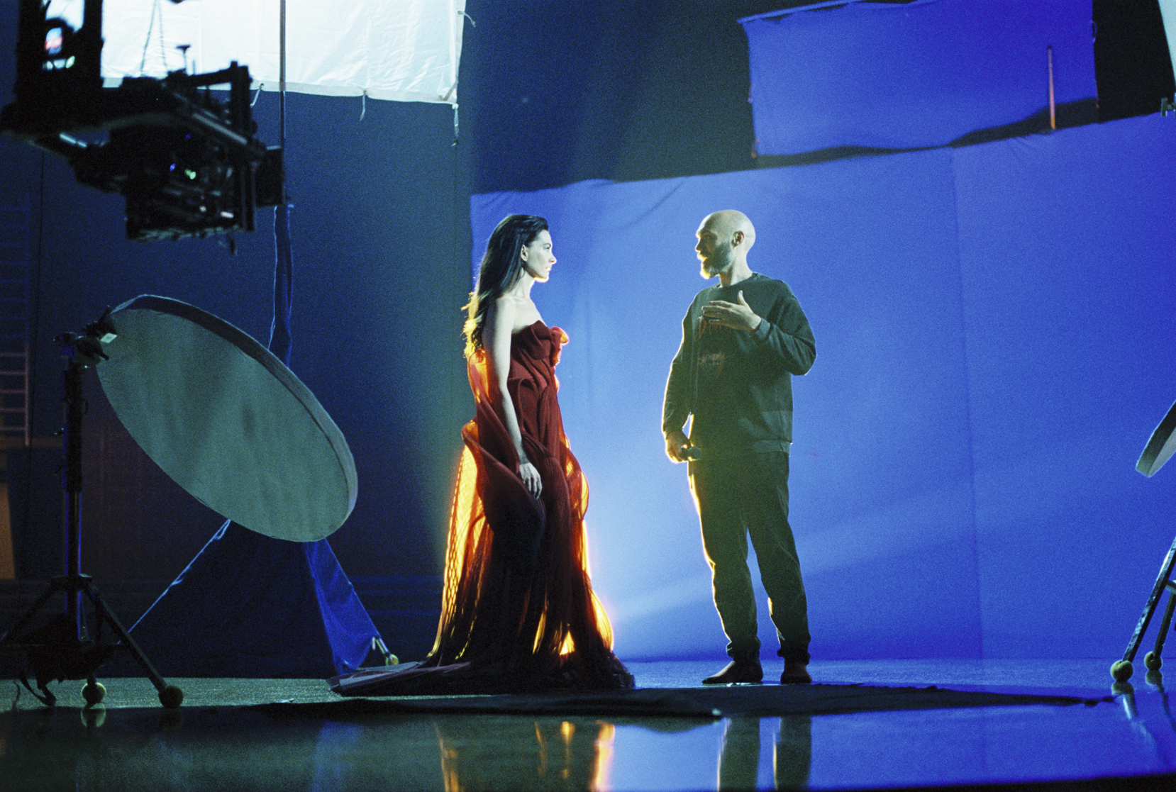 Anne Hathaway in de 'Mother Mary'-jurk van Iris van Herpen