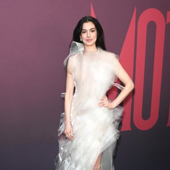 anne-hathaway-ruilt-haar-the-devil-wears-prada-looks-in-voor-een-dromerige-couturejurk-390763