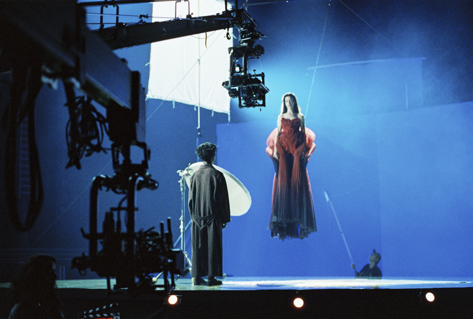 Anne Hathaway in de 'Mother Mary'-jurk van Iris van Herpen