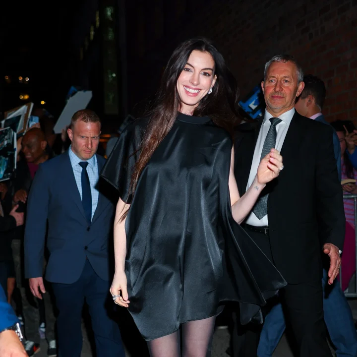 de-rode-draad-in-anne-hathaways-mother-mary-perslooks-de-naked-dress-391201