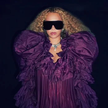 beyonce-blaast-nieuw-leven-in-haar-lemonade-era-in-deze-enorme-jurk-392431